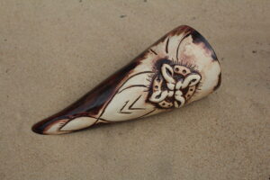 Rõngasristi ornamendiga joogisarv