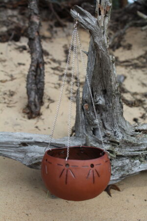 Riputatav pruunist savist kausike