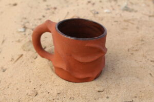 Pruunist savist oksamotiiviga kruus