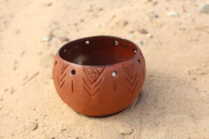 Väike pruunist savist kausike