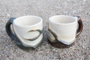 Oksamotiiviga reljeefne tass