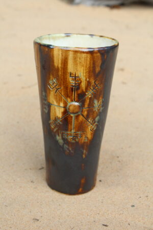 Poole toobine jooginõu, sümboliga vegvisir