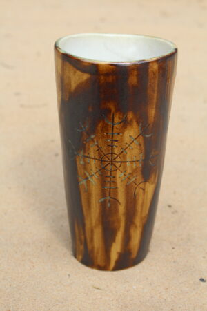 Poole toobine jooginõu sümboliga aegishjalmur