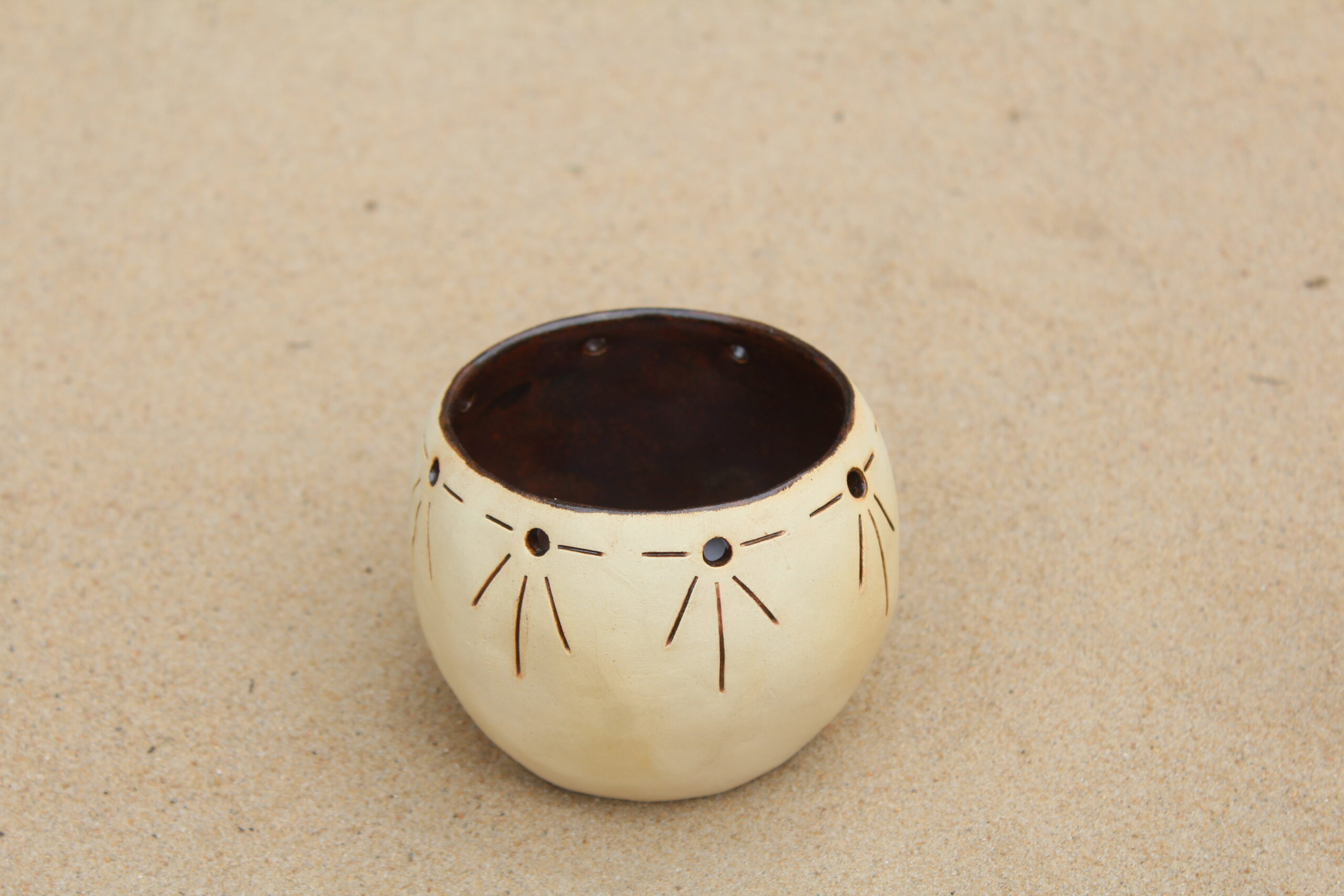 Väike heledast savist kausike