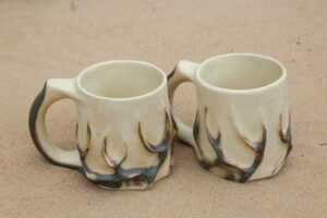 Sarvemotiiviga reljeefne kruus