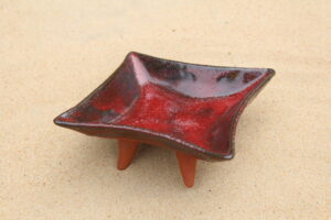 Väike jalgadega vaagnake