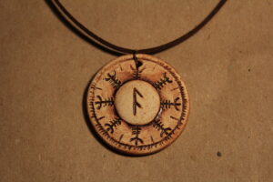 Ruunimärgiga medaljon