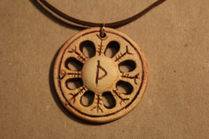 Ruunimärgiga, avadega medaljon